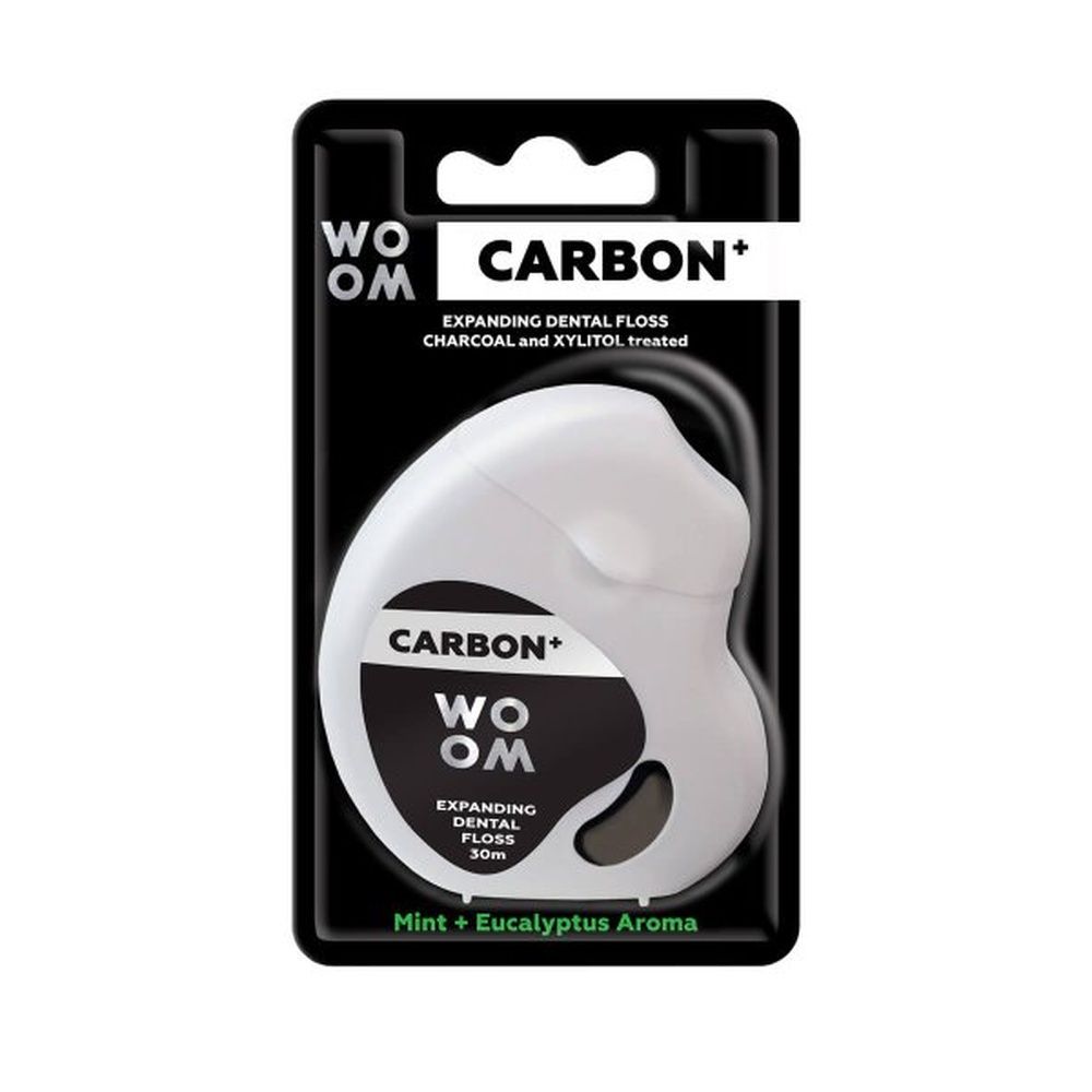 Verpackung mit WOOM CARBON+ Zahnseide. Schwarze Blisterverpackung mit weißer Zahnseide-Box. Text: Expanding Dental Floss.