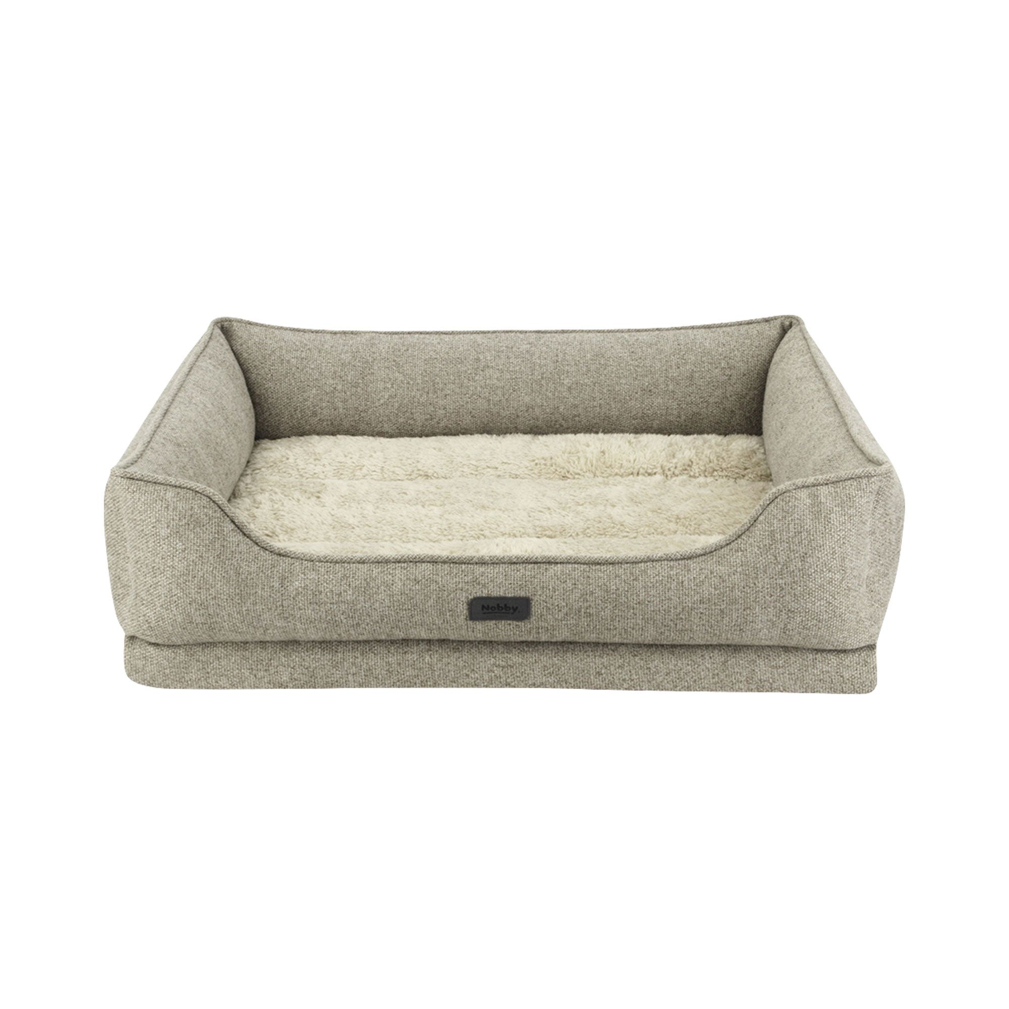 Hundebett mit beigem Stoffbezug und weichem Innenkissen. Rechteckige Form mit erhöhten Seiten. Schwarzes Label.
