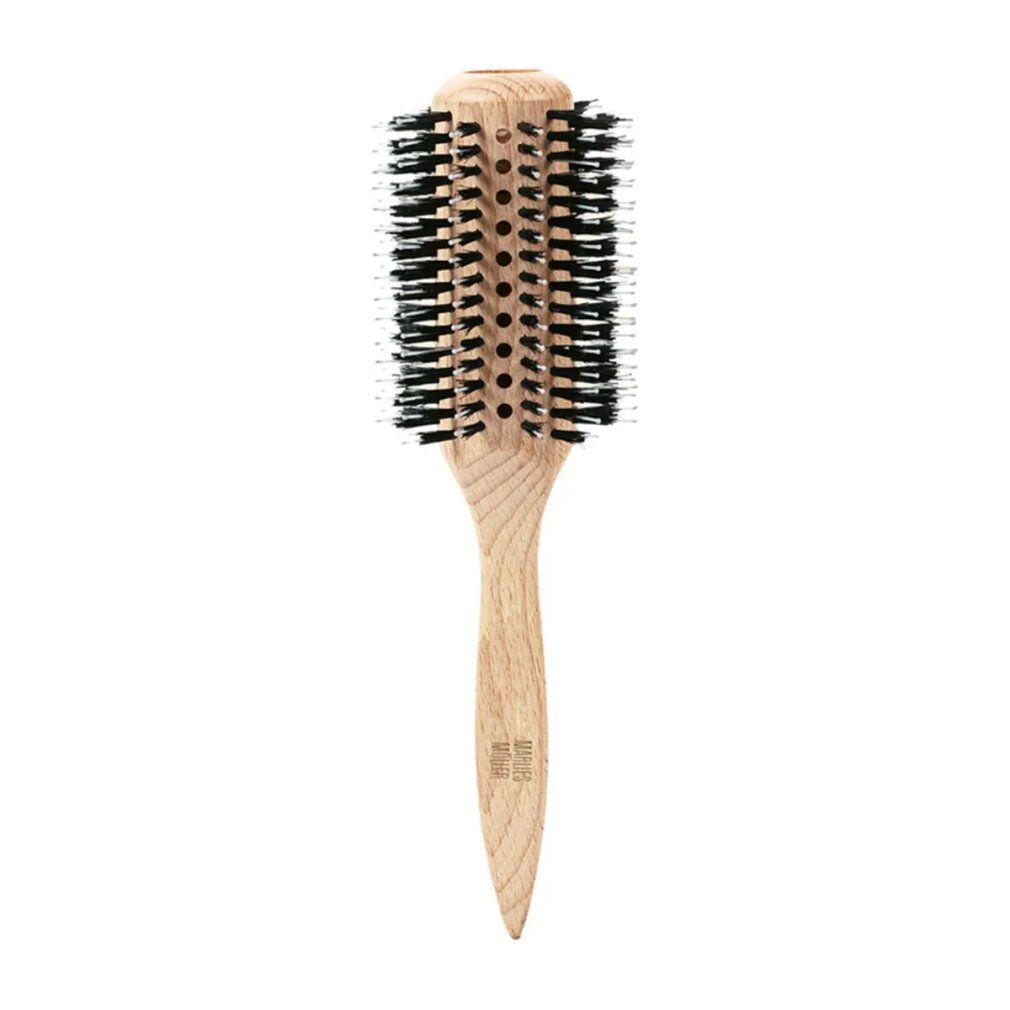 Runde Haarbürste mit Holzgriff und schwarzen Borsten. Griff mit Logo. Zylindrischer Bürstenkopf mit Löchern.