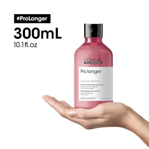 Hand hält Flasche L'Oréal Professionnel Pro Longer Shampoo, 300 ml.