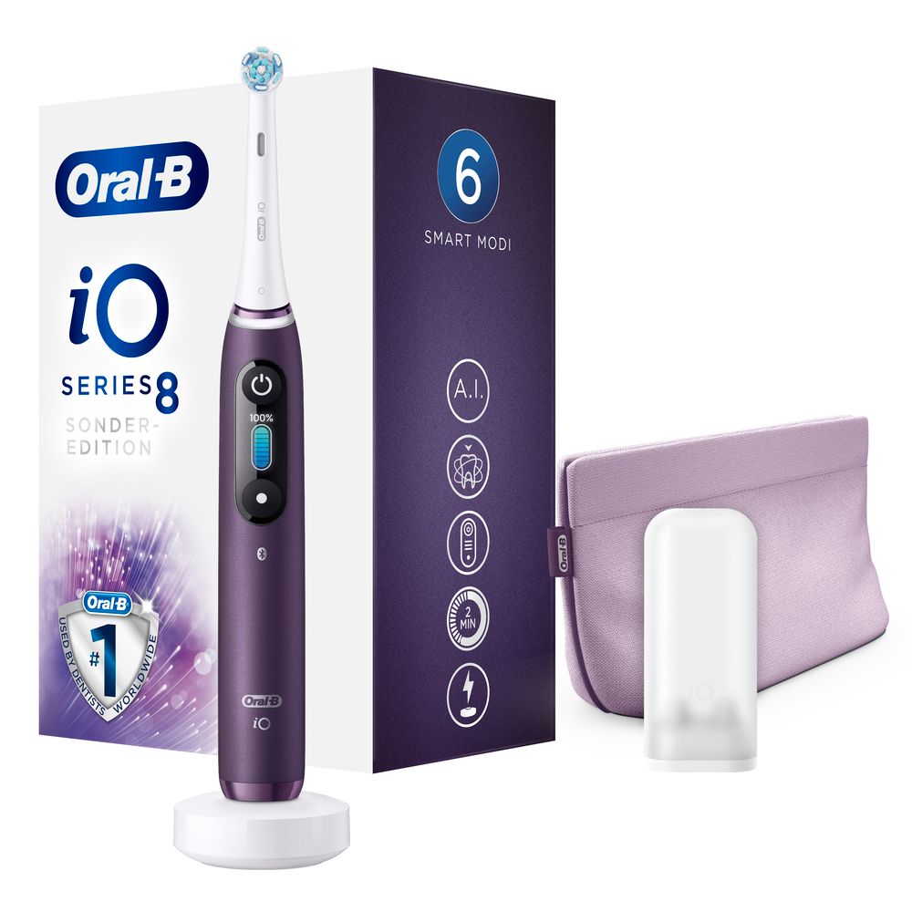 Elektrische Zahnbürste iO Series 8, violett, mit Tasche und Ladestation. Verpackung mit Produktnamen und Logo.