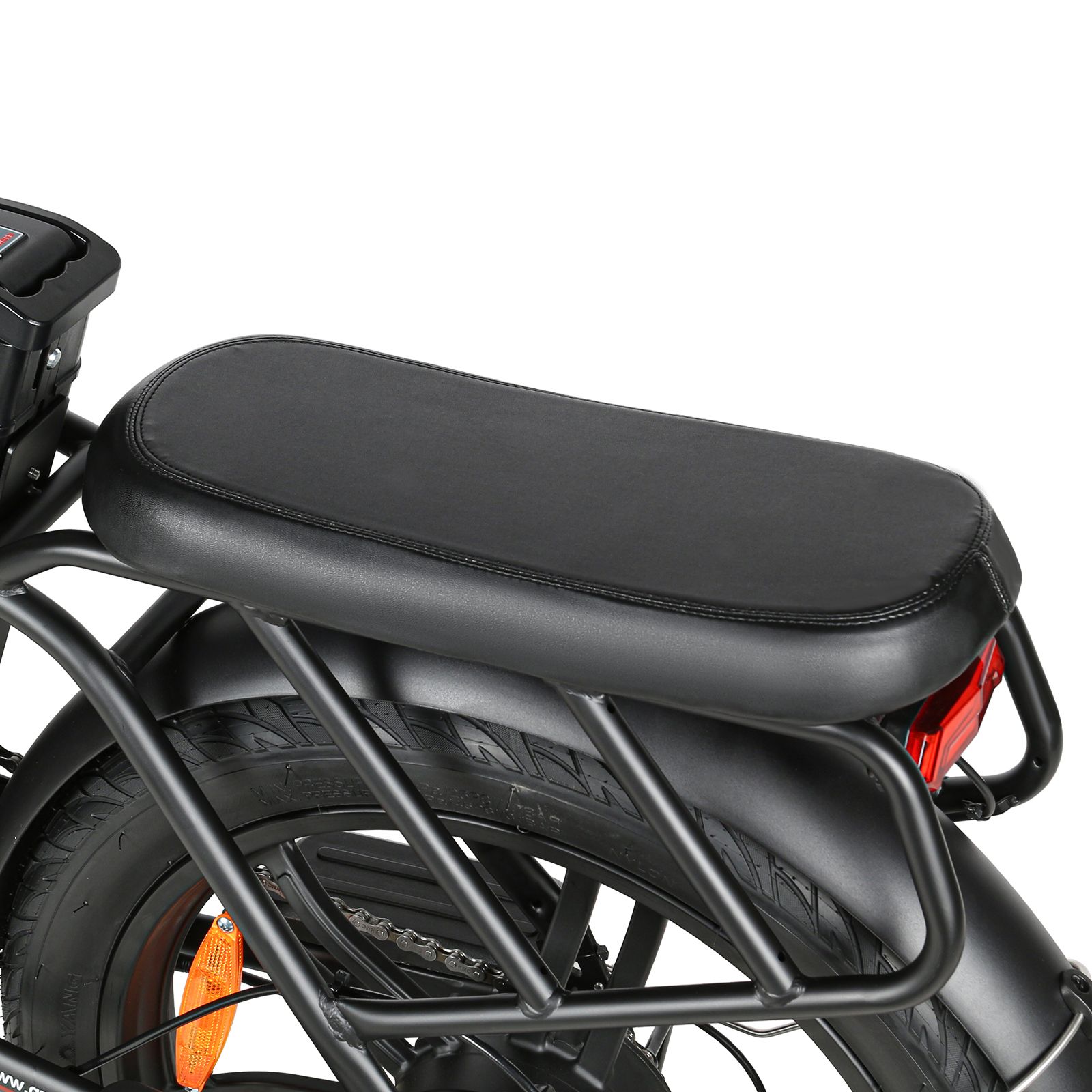 Schwarzer Gepäckträger mit Sattel. Rücklicht und Akku sind sichtbar.