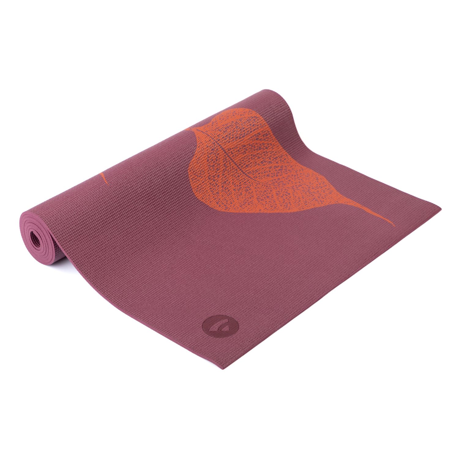 Gerollte Yogamatte mit Blättermuster. Lila Grundfarbe mit orangefarbenem Blatt. Logo sichtbar.
