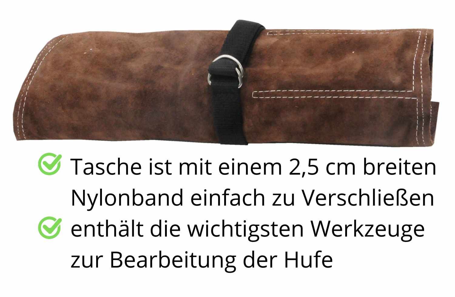 Braune, gerollte Tasche mit schwarzem Band. Text: Tasche ist mit einem 2,5 cm breiten Nylonband einfach zu verschließen.