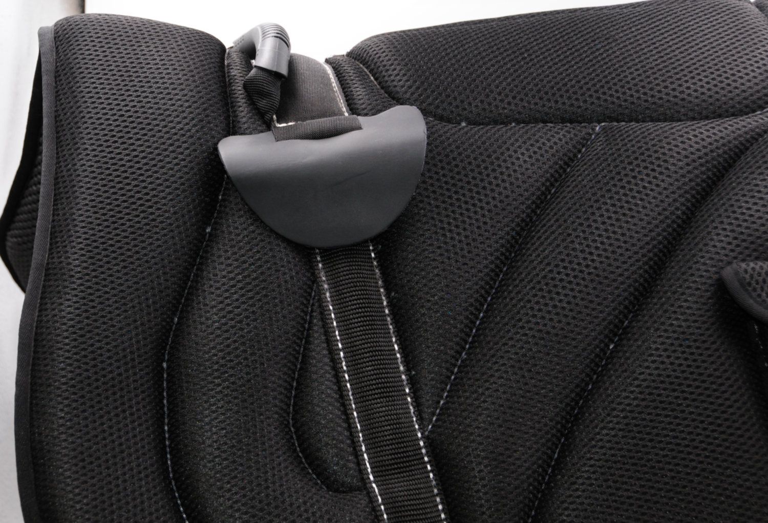 Schwarzer AMKA Bareback Pad. Detailansicht mit Schnalle und Gurt. Gepolstertes Material mit weißen Nähten.