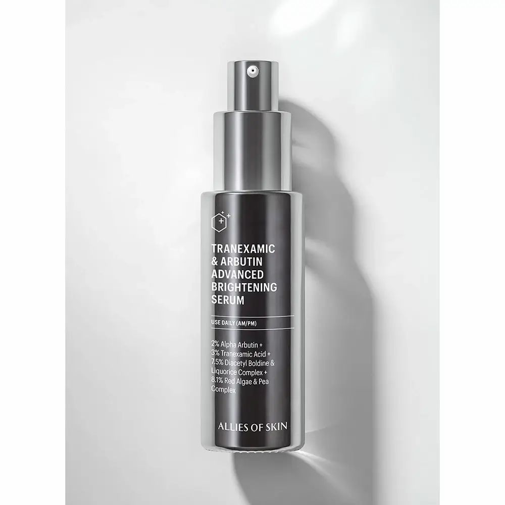 Dunkle Serumflasche mit Sprühkopf. Text: Tranexamsäure & Arbutin Advanced Brightening Serum. Marke: ALLIES OF SKIN.