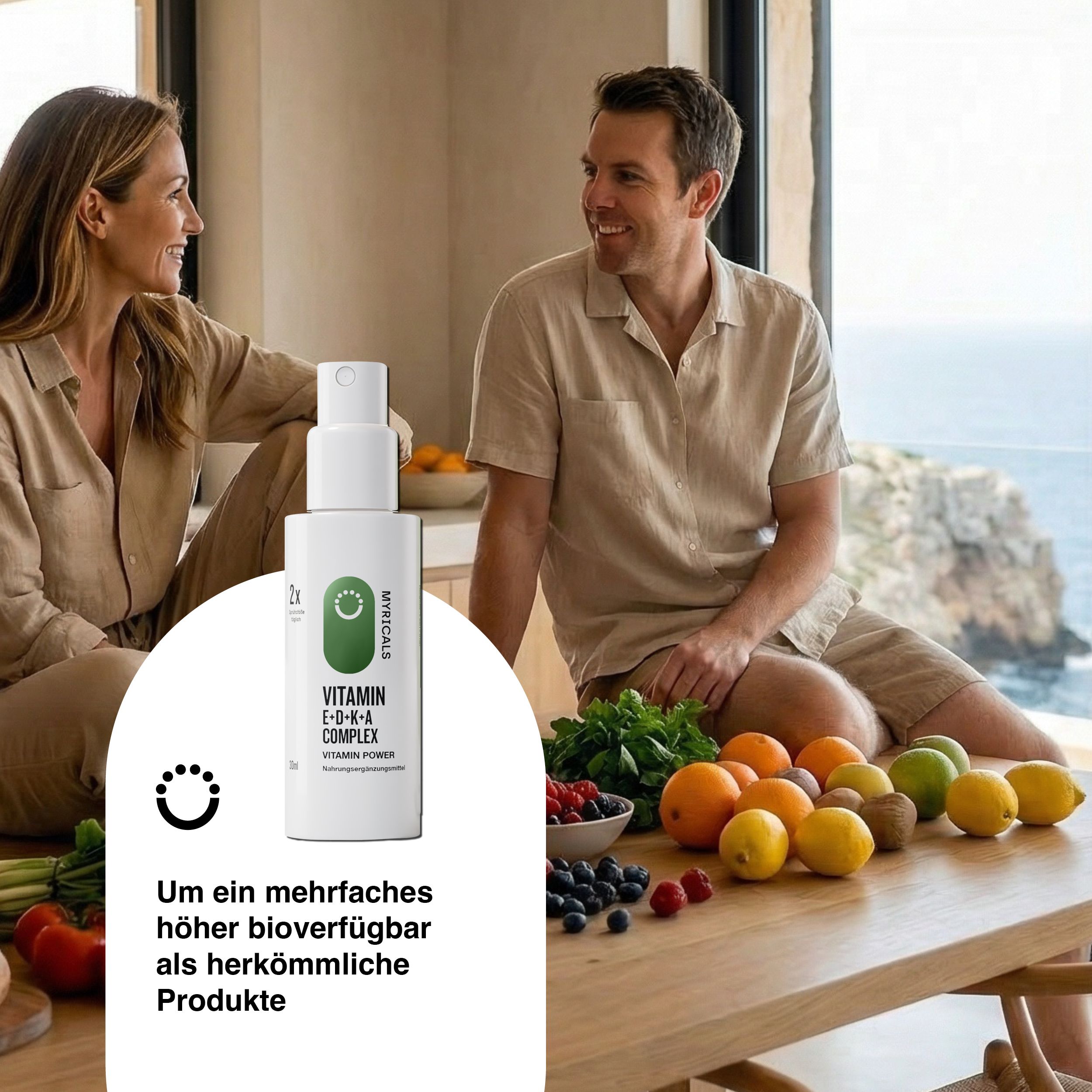 Mann und Frau sitzen an einem Tisch mit Obst und Gemüse. Auf dem Tisch steht eine Sprühflasche mit der Aufschrift MYRICALS VITAMIN E+D+K+A COMPLEX.