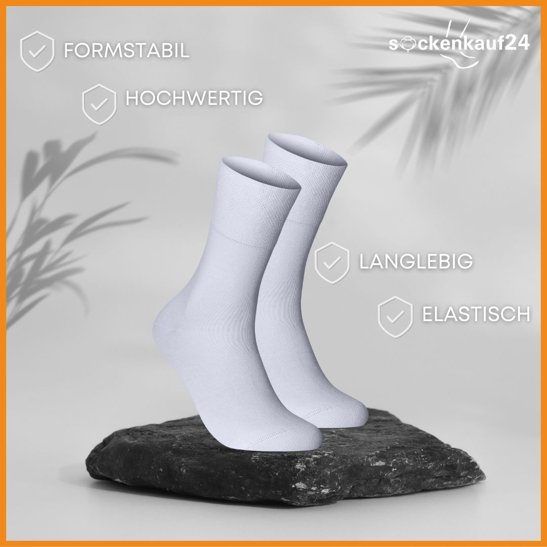 Zwei weiße Socken auf einem Stein. Text: Formstabil, hochwertig, langlebig, elastisch.