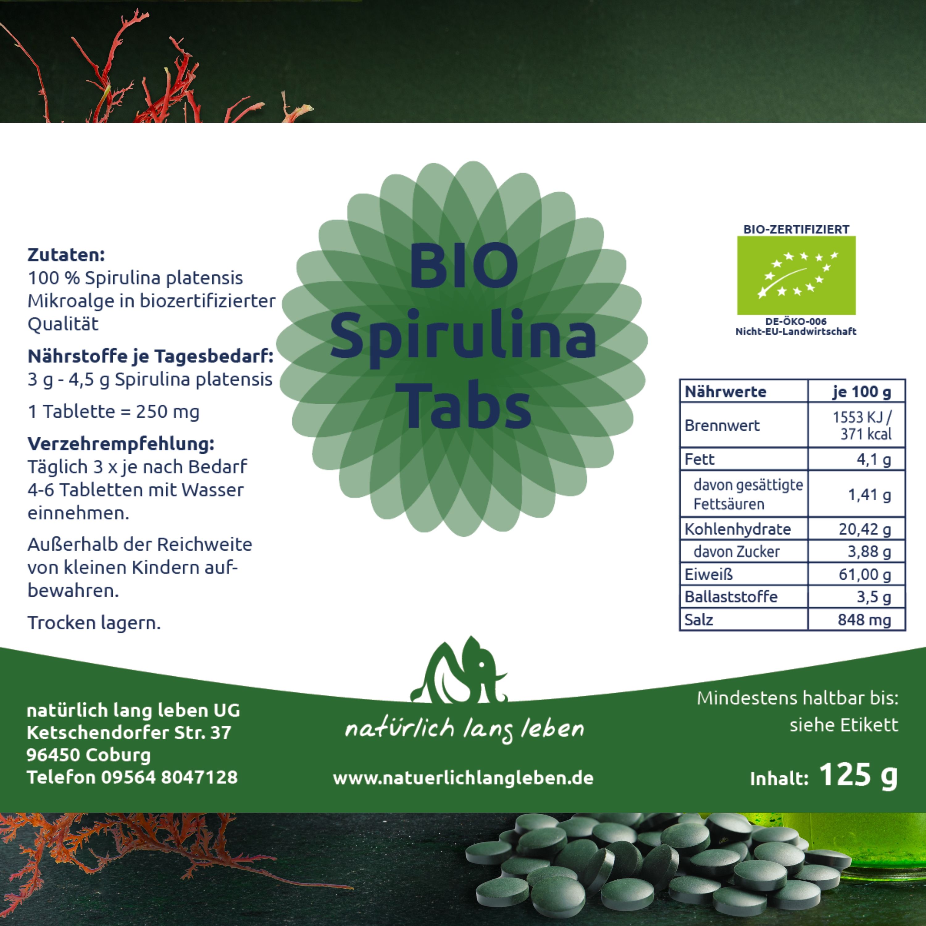 Grüne Spirulina Tabs auf grünem Hintergrund. Text: BIO Spirulina Tabs, Nährwertangaben, Zutaten, Mindesthaltbarkeit, 125 g, Bio-Zertifizierung.