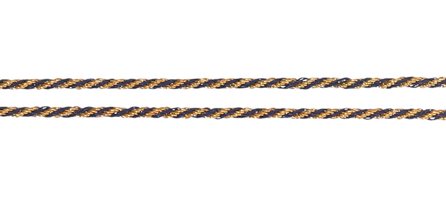 Nahaufnahme einer Brillenkette mit geflochtenem Muster in Schwarz und Gold. Deutliche Textur des geflochtenen Materials.