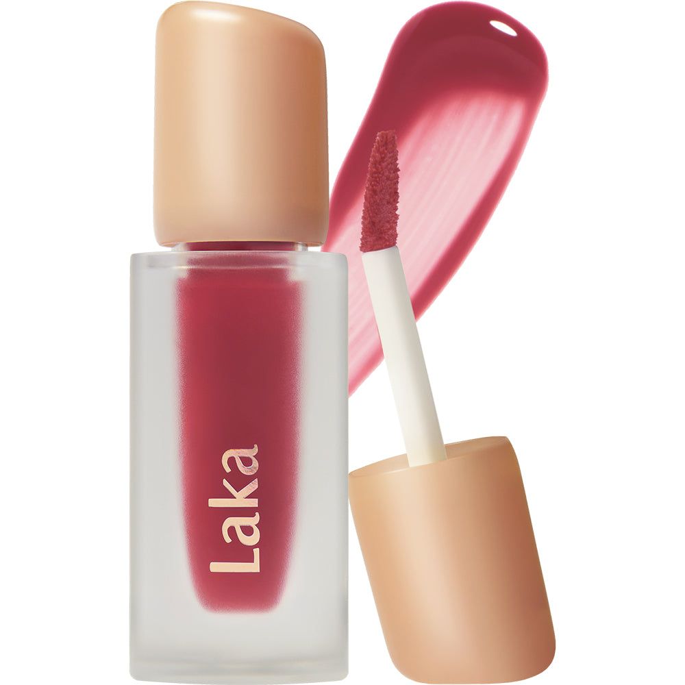 Laka Lippenstift in mattierter Glasflasche mit beigem Deckel und Applikator. Roter Lippenstiftstrich daneben.