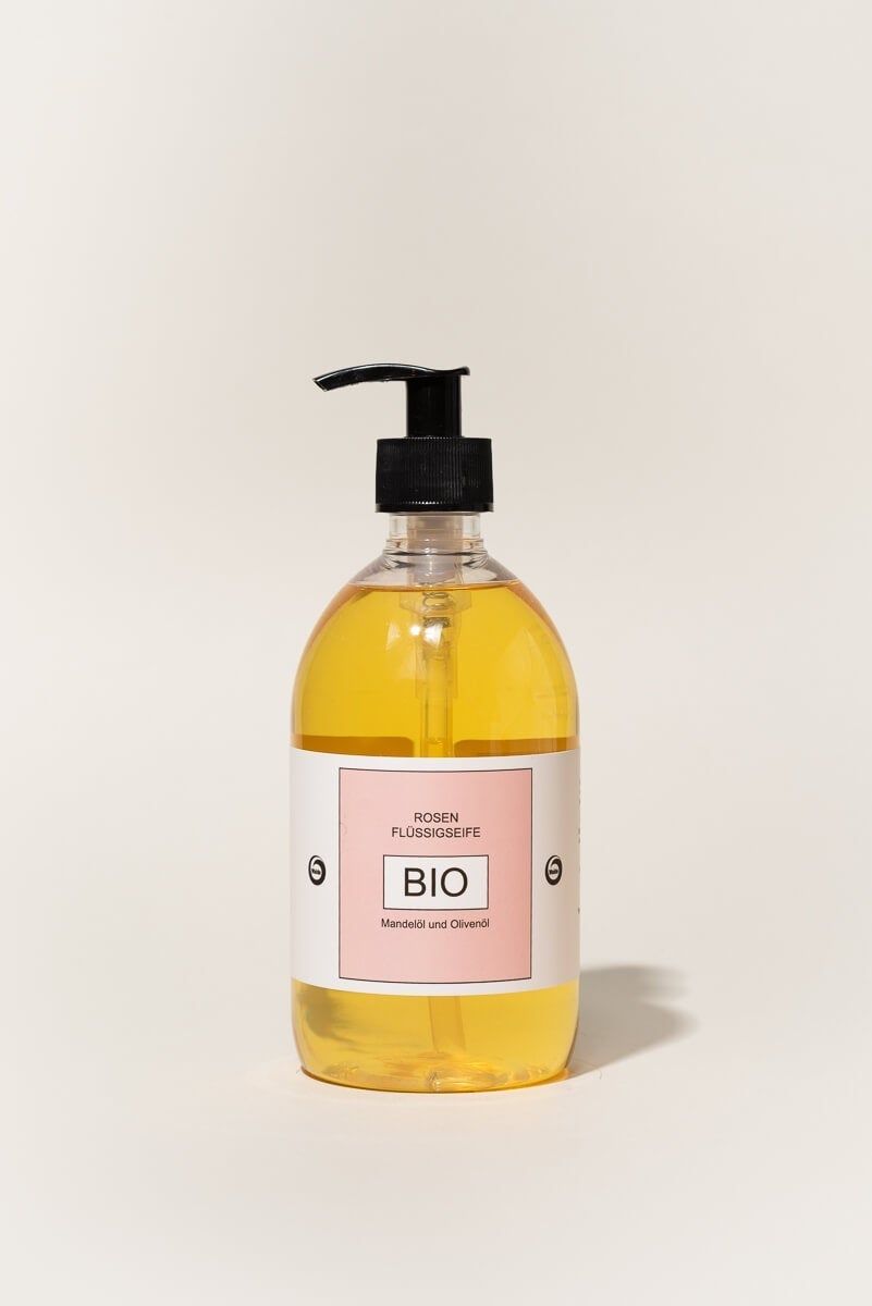 Flüssigseife in einer transparenten Flasche mit schwarzem Pumpkopf. Etikett mit BIO-Aufdruck und Produktinformationen.