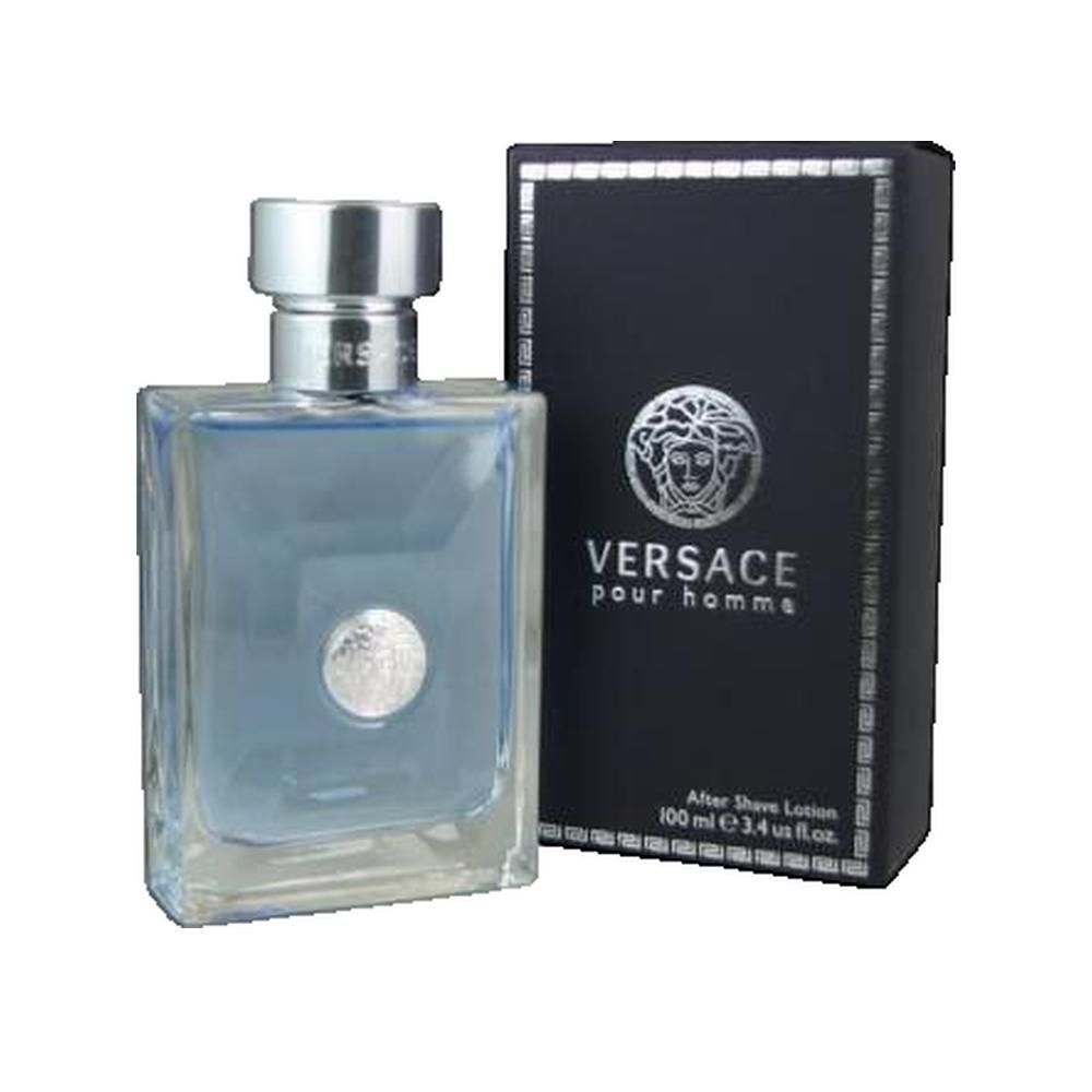 Flakon mit bläulicher Flüssigkeit und schwarzer Verpackung. Aufschrift: Versace Pour Homme. Silberner Verschluss und Logo.