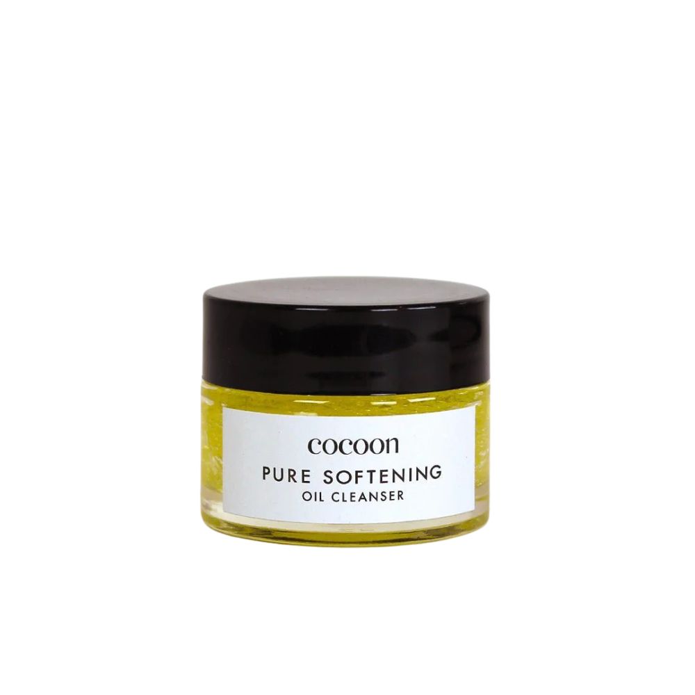 Glasbehälter mit schwarzem Deckel. Etikett mit "cocoon Pure Softening Oil Cleanser". Gelbliche Flüssigkeit sichtbar.