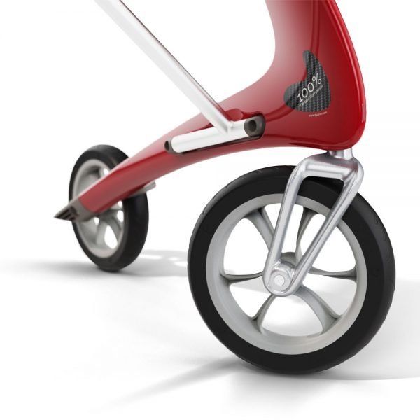 Detailansicht eines roten Rollators mit Rädern. Marke Acre.