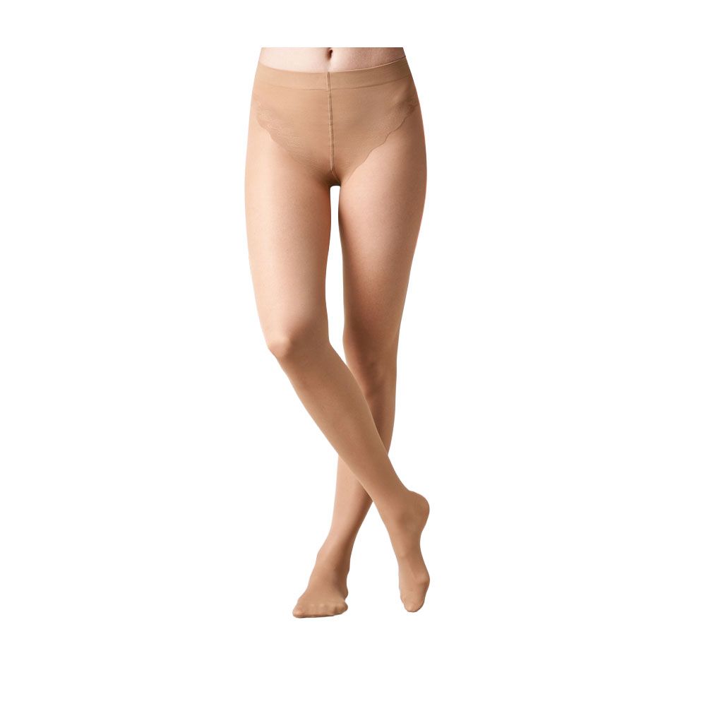 Hautfarbene Strumpfhose. Blick von vorne, Beine gekreuzt. Blickdichte Strumpfhose mit verstärktem Höschenteil.