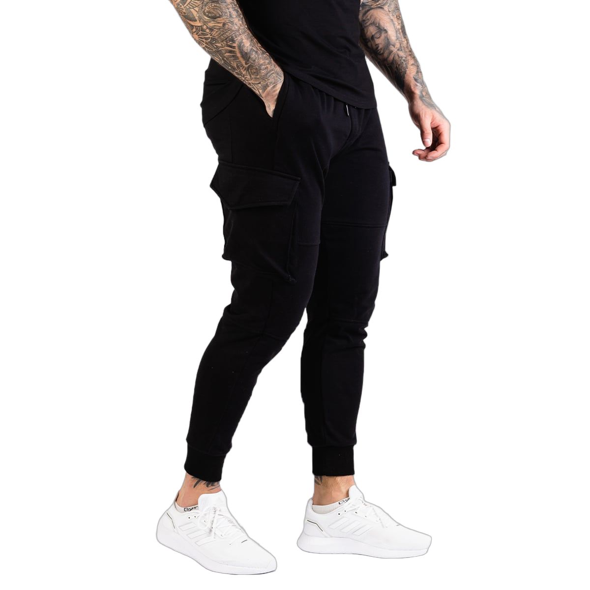 Seitenansicht einer schwarzen Herren Cargo Jogginghose mit schmaler Passform.