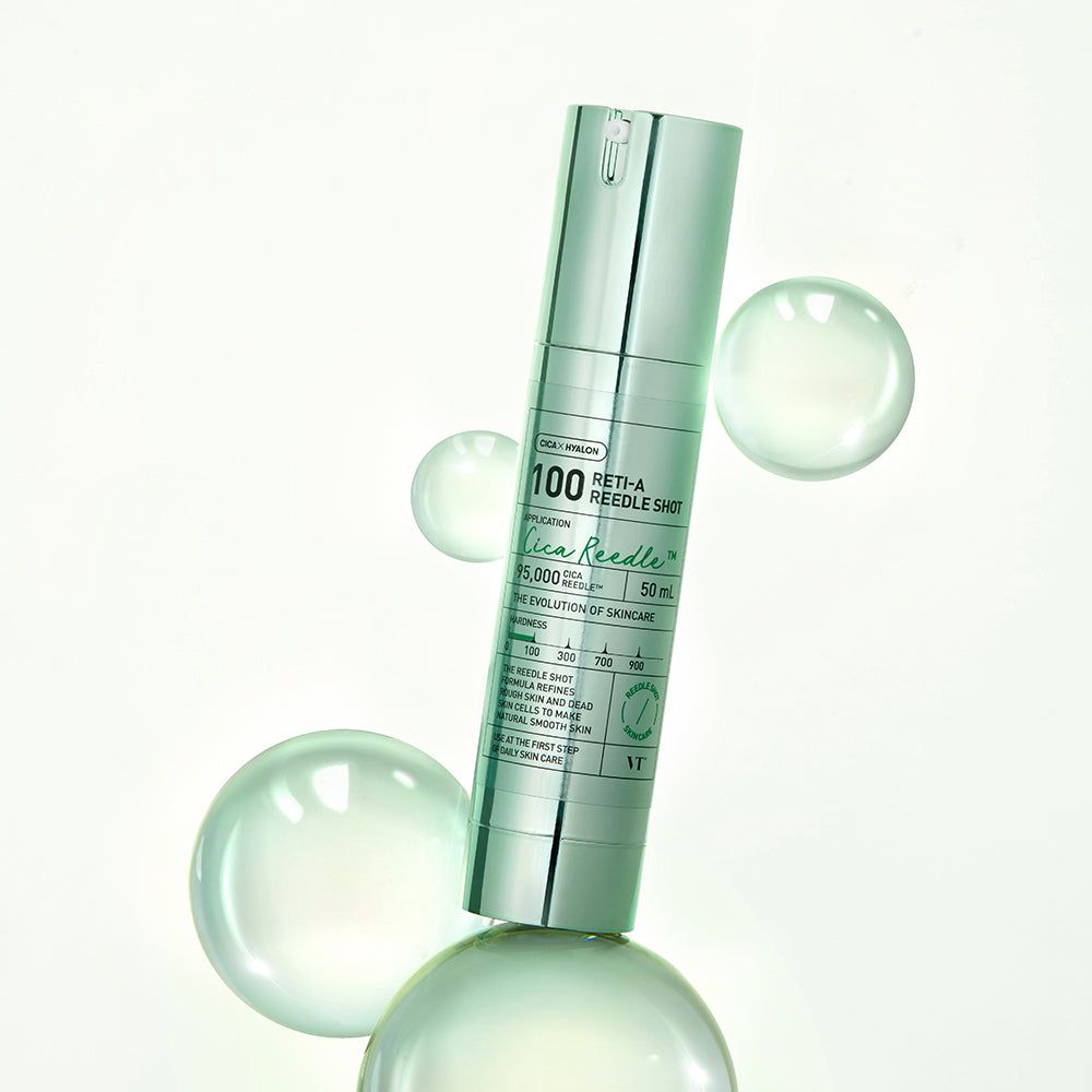 Silberne Flasche mit Pumpspender, umgeben von Glaskugeln.