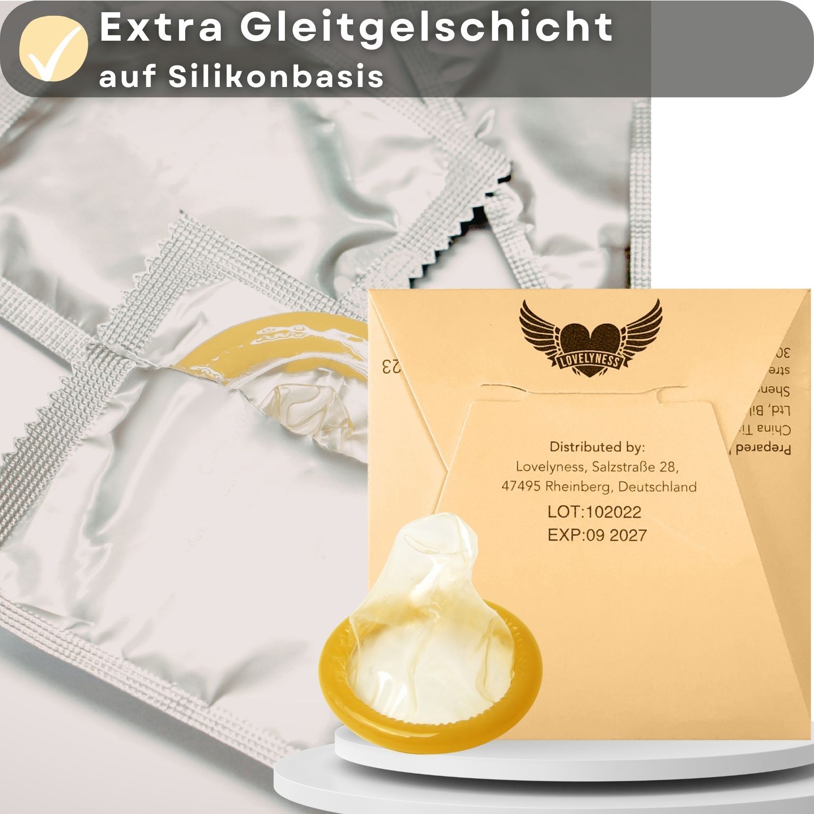 Kondom mit Pfirsichgeschmack, einzeln verpackt. Gezeigt: Kondom in Hand. Verpackung mit Logo.