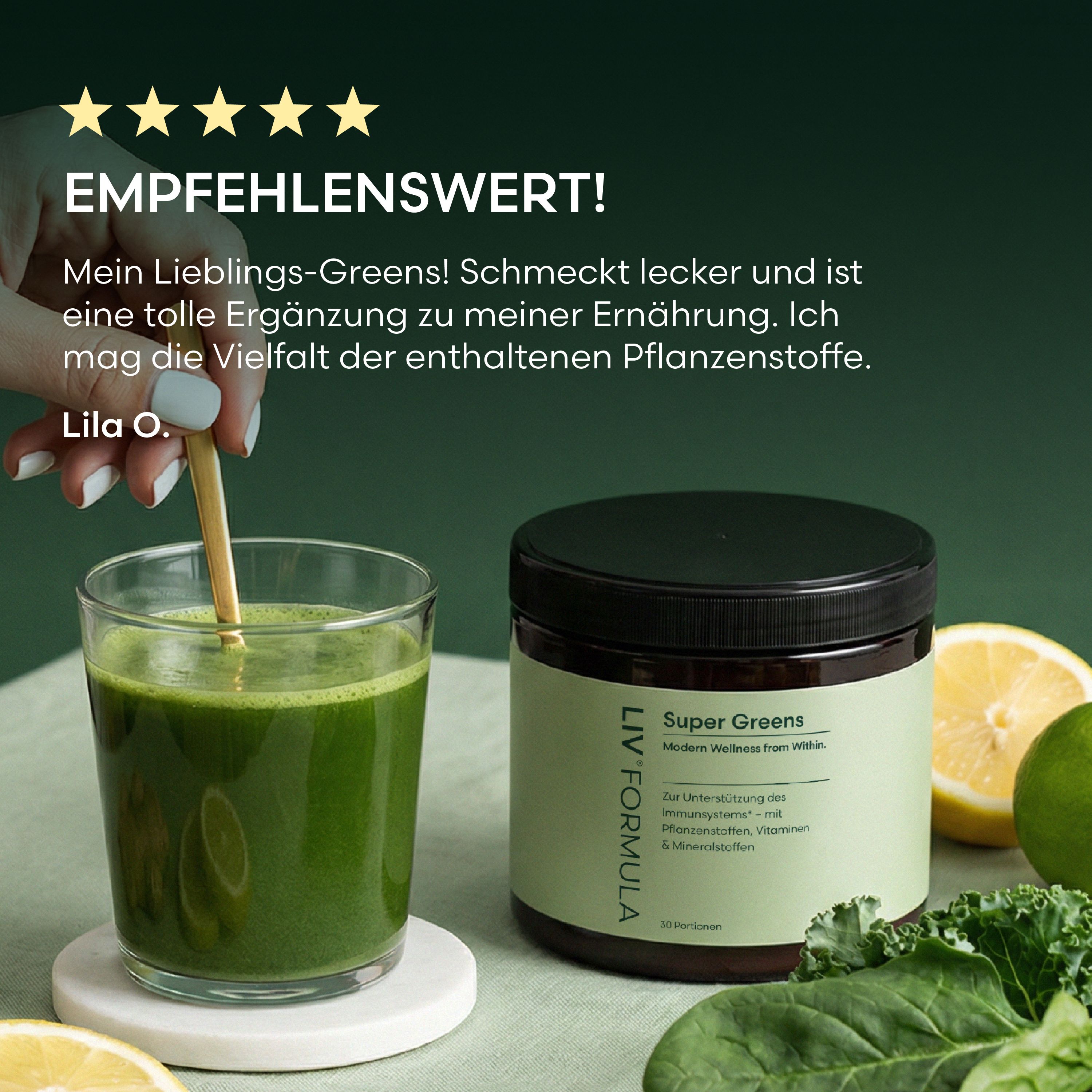 Glas mit grünem Getränk und Strohhalm. Dose mit grünem Etikett. Text: LIV Formula, Super Greens. Auf weißem Untergrund.