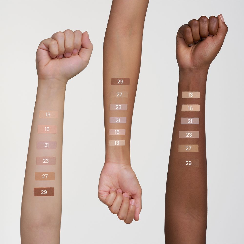 Hauttöne mit aufgetragenen BB Cream-Farbmustern und Nummern 13, 15, 21, 23, 27, 29.