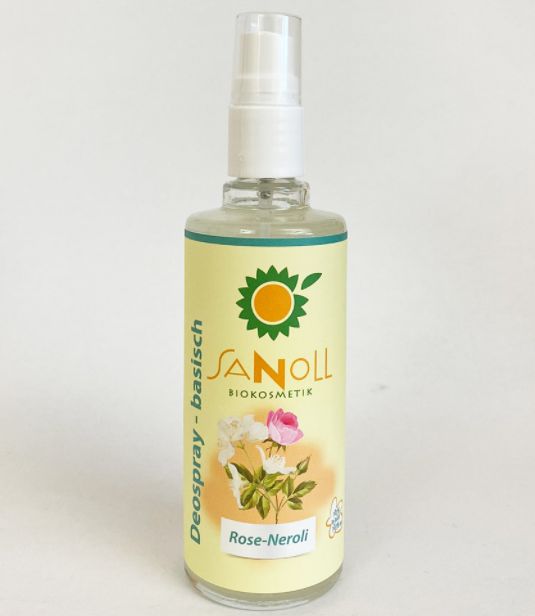 Deospray-Flasche mit gelbem Etikett. Aufschrift: Sanoll Biokosmetik, Rose-Neroli. Mit Sprühkopf.