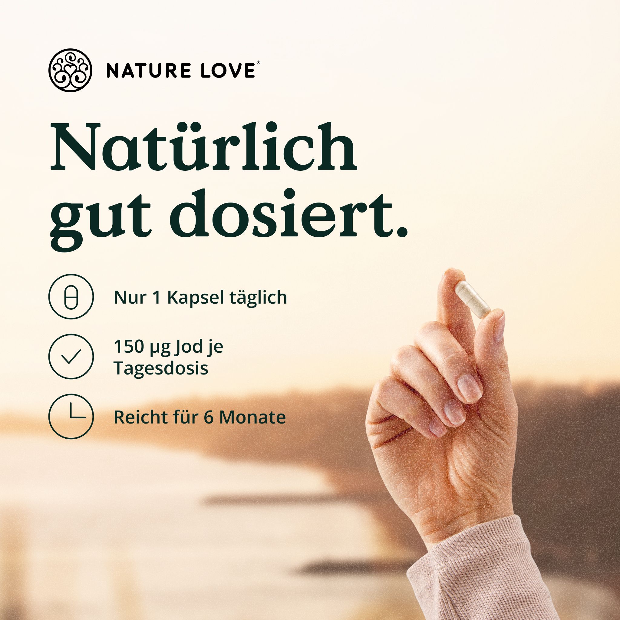 Hand hält eine Kapsel. Text: Nur 1 Kapsel täglich, 150 µg Jod je Tagesdosis. Reicht für 6 Monate.