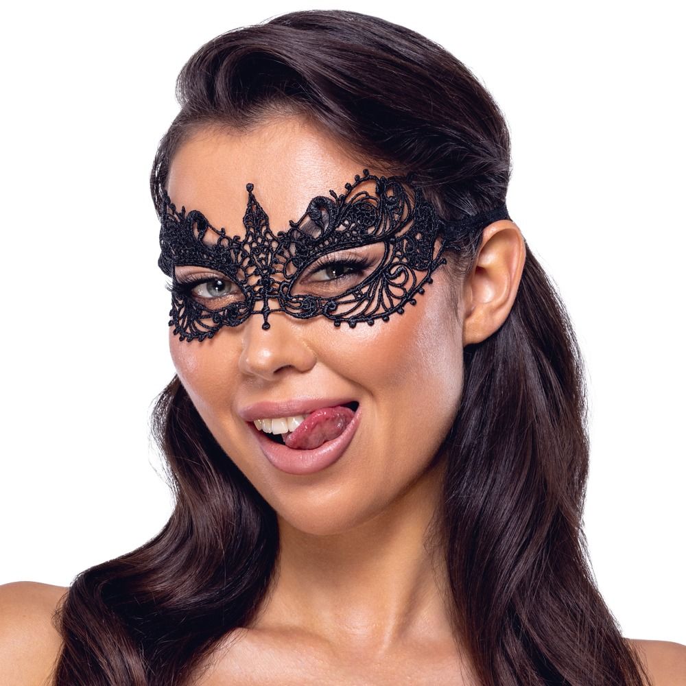 Schwarze Augenmaske aus Spitze, getragen von einer Frau. Die Maske bedeckt die Augenpartie und ist mit Verzierungen versehen.