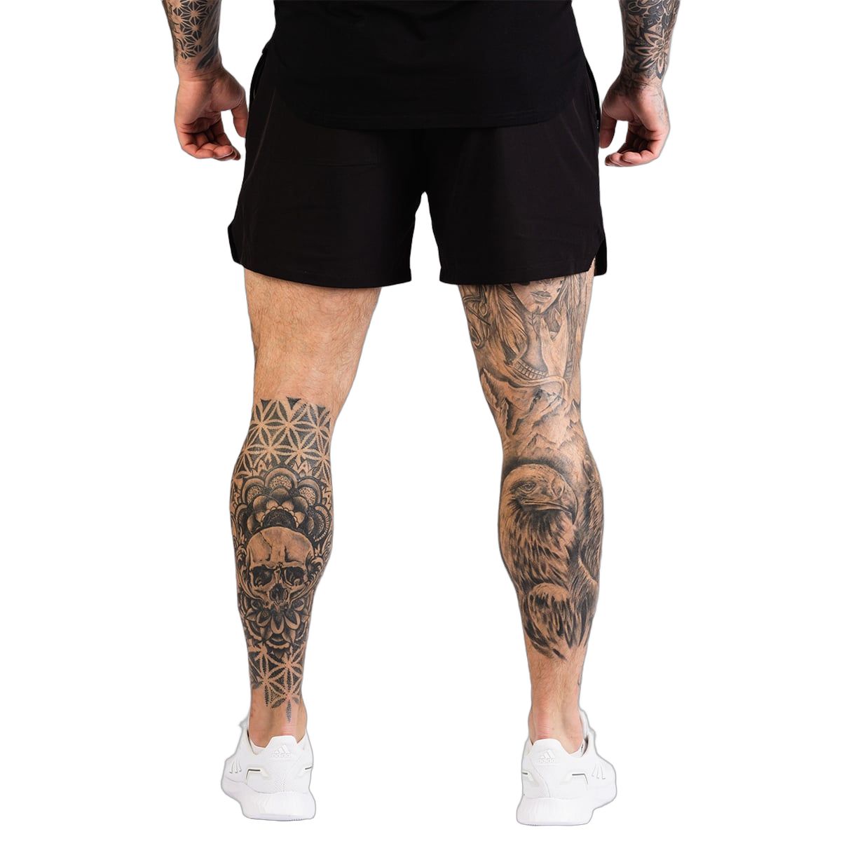 Rückansicht der schwarzen Herren Shorts, Regular Fit, mit seitlichem GymBeam-Logo.