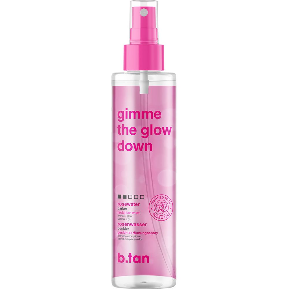 Selbstbräuner-Mist-Flasche mit rosa Sprühkopf. Text: Gimme the glow down, Rosenwasser. Marke: b.tan. Rosa und transparente Flüssigkeit.
