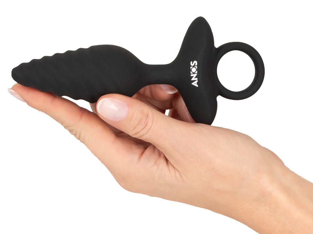 Schwarzer Analplug mit spiralförmigem Design. Mit Ring. Marke ANOS. In einer Hand gehalten.