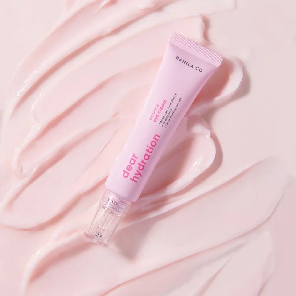 Rosa Tube Augencreme auf rosa Untergrund. Auf der Tube steht "BANILA CO Dear Hydration".