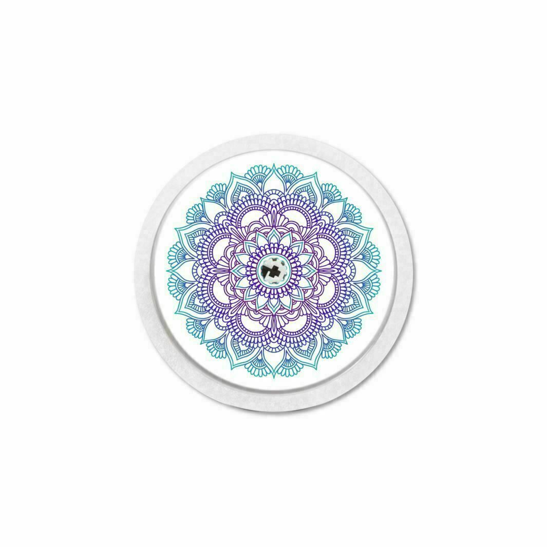 Runder Aufkleber mit Mandala-Design in Blau- und Lilatönen. Ein kleines schwarzes Element befindet sich in der Mitte.