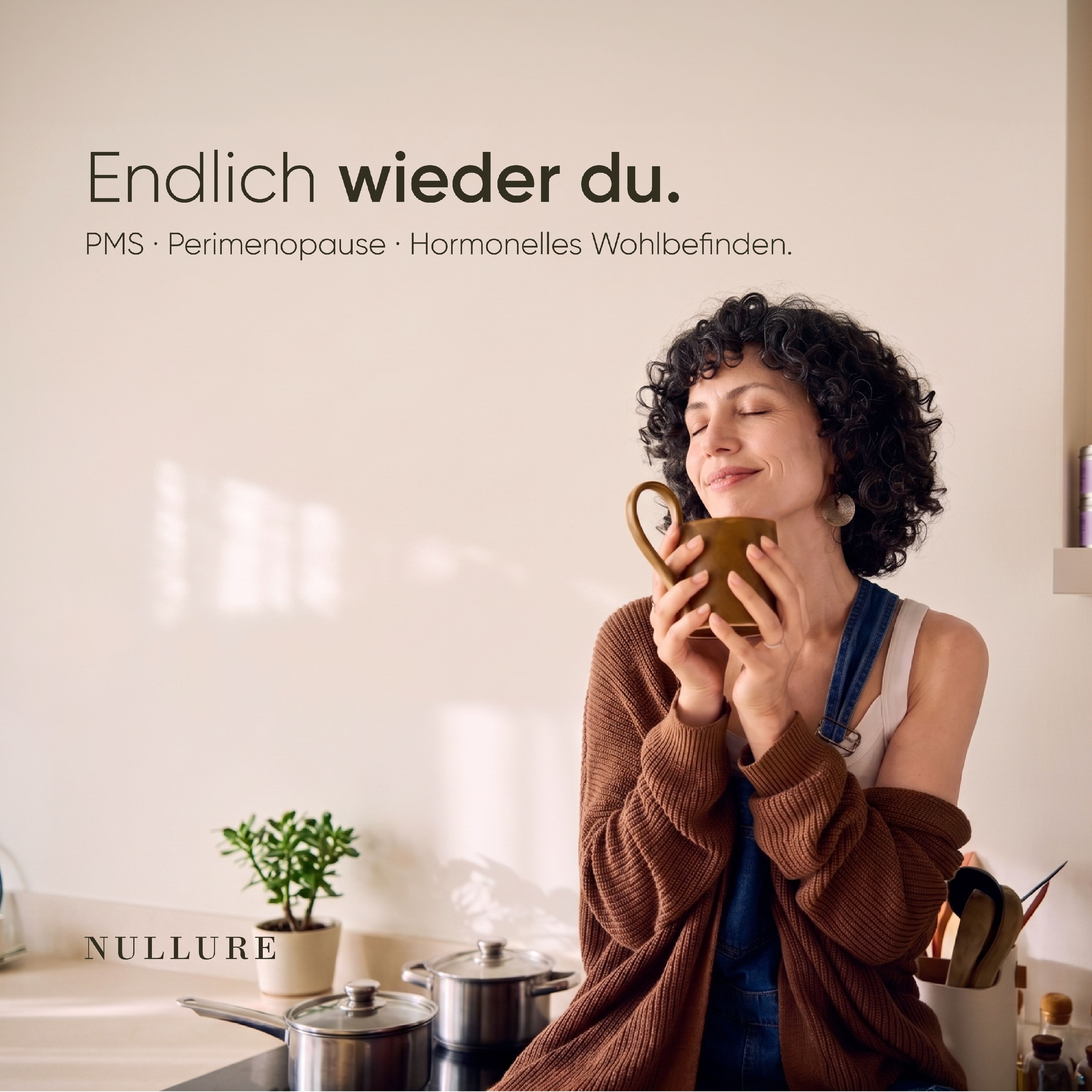 Frau mit Tasse in der Küche, Nullure-Logo. Text: Endlich wieder du. PMS, Perimenopause, Hormonelles Wohlbefinden.