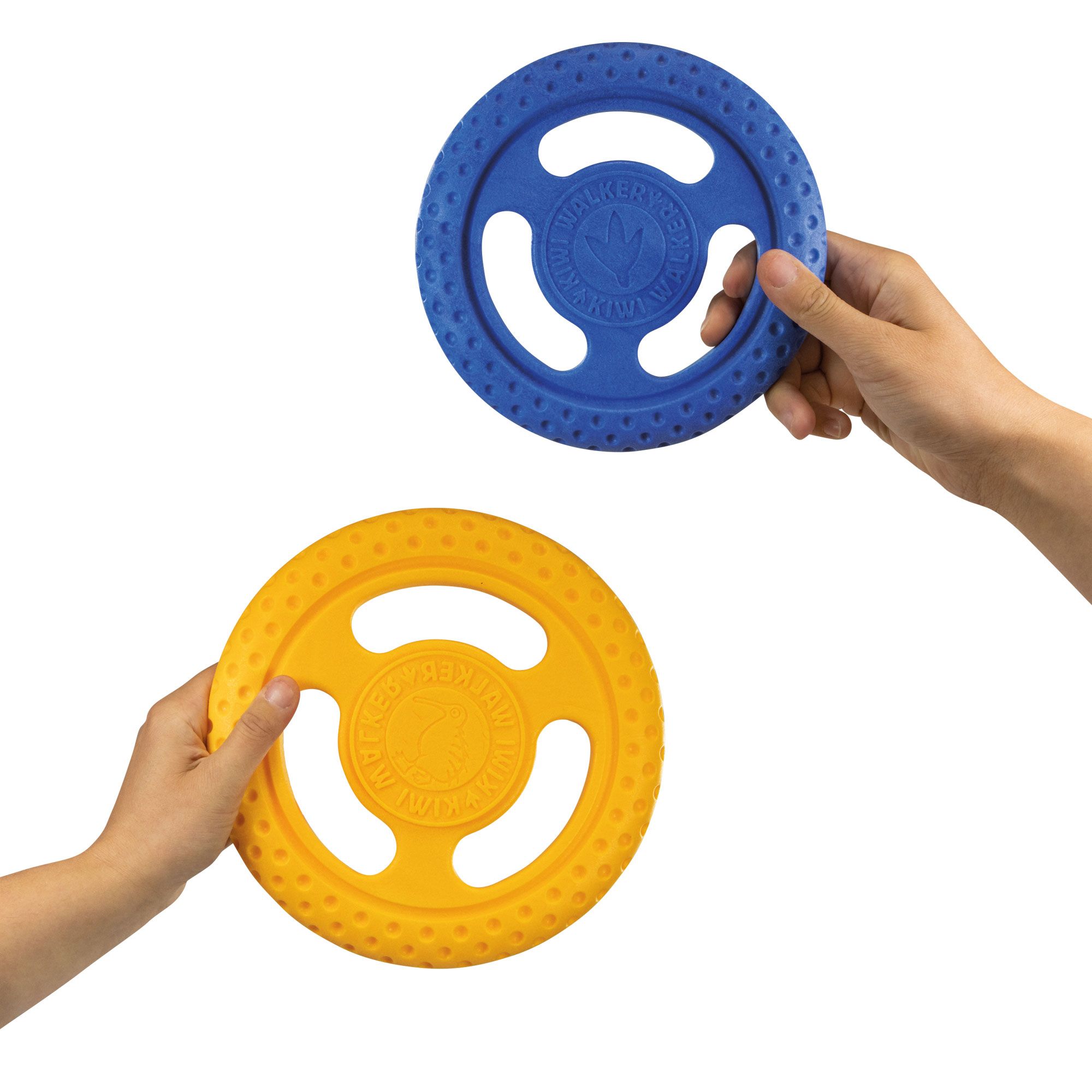 Zwei Hände halten gelbe und blaue Wurfscheiben. Noppenstruktur, mittig Logo und Schriftzug.