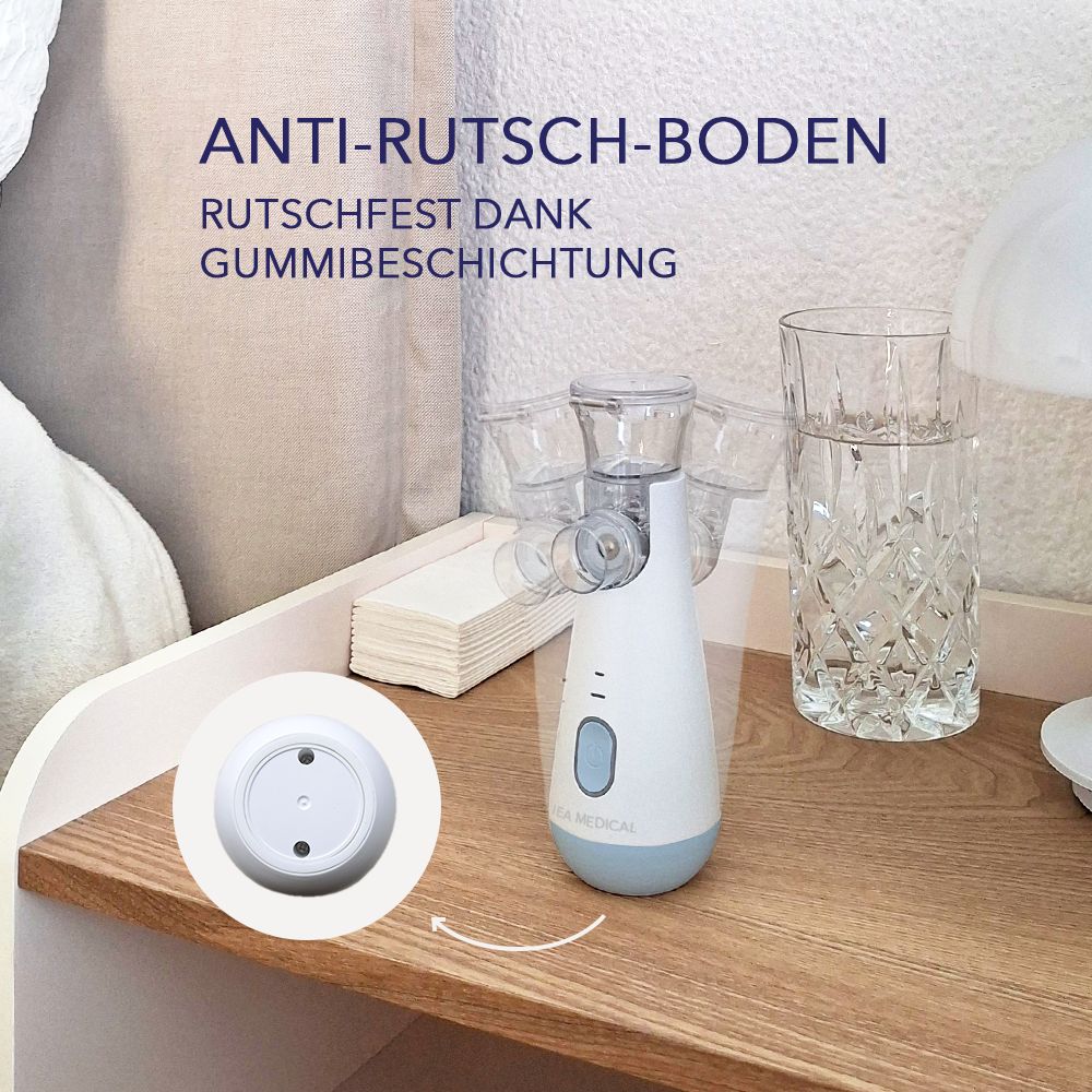 Weißer Vernebler mit Maske auf einem Nachttisch. Nahaufnahme des rutschfesten Bodens.