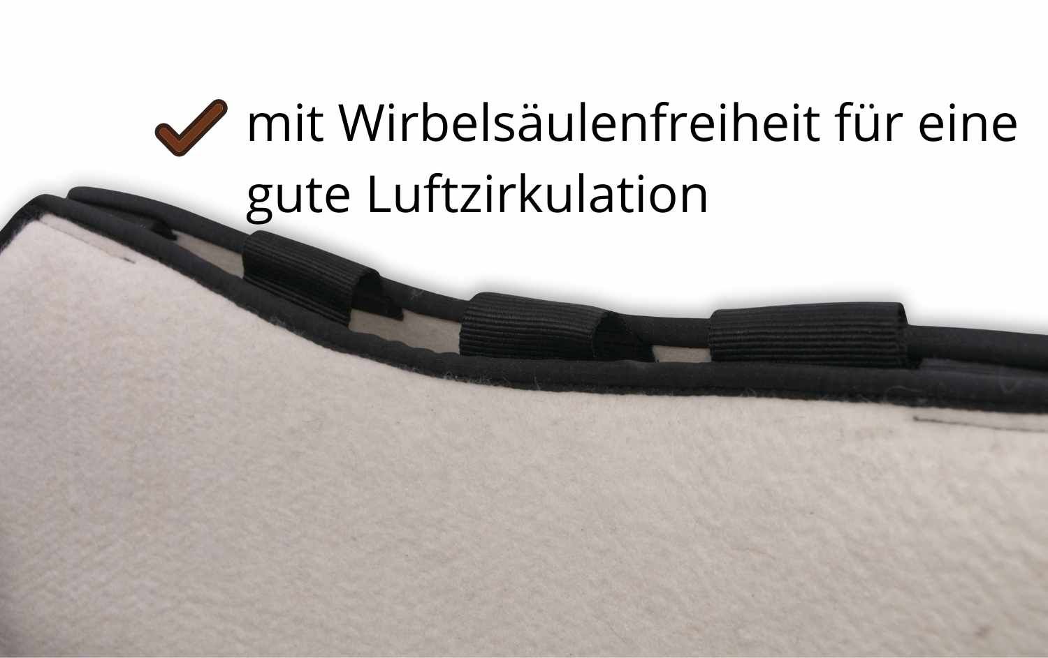Detail des Reitpads mit schwarzen Schlaufen. Text: 'mit Wirbelsäulenfreiheit für eine gute Luftzirkulation'.
