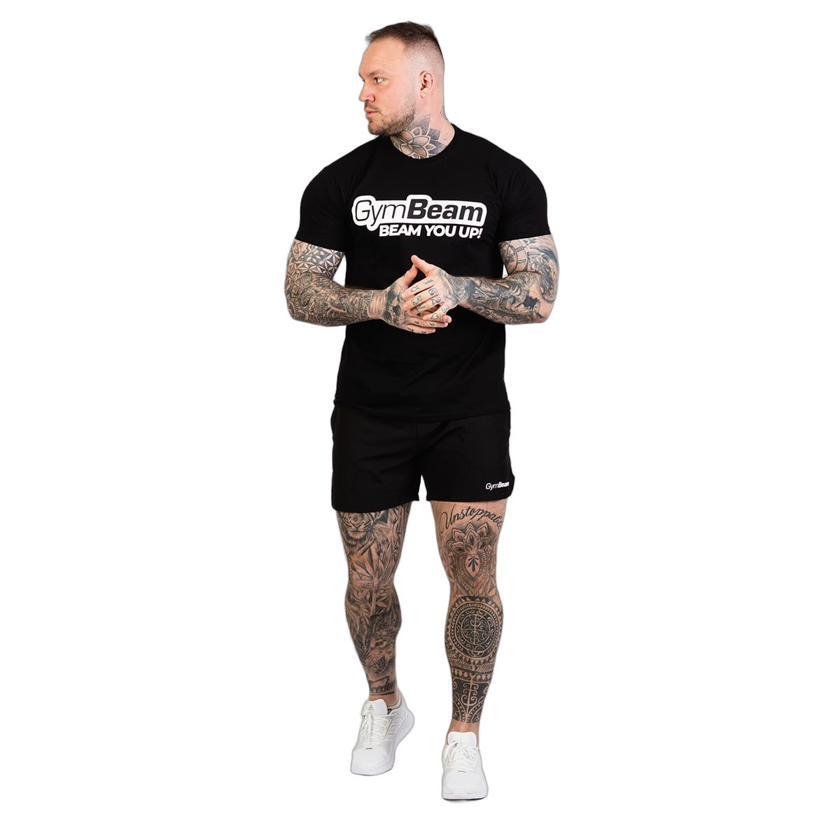 Mann in schwarzem GymBeam T-Shirt und Shorts, steht frontal.