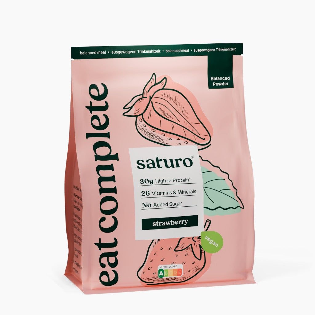Rosa Beutel mit Erdbeer-Illustrationen und Text. Enthält 'saturo', '30g High in Protein', '26 Vitamins & Minerals', 'No Added Sugar'.
