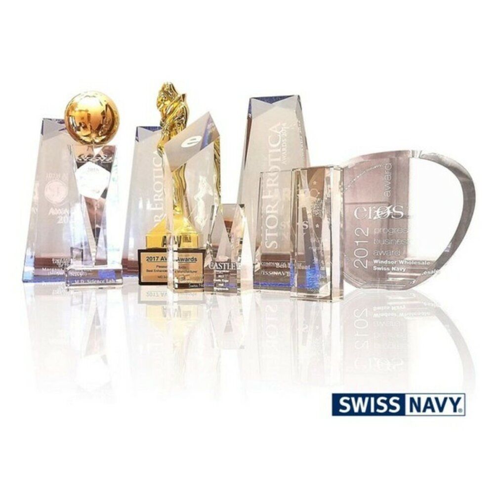 Verschiedene Trophäen und Auszeichnungen. Unten rechts: SWISS NAVY Logo.