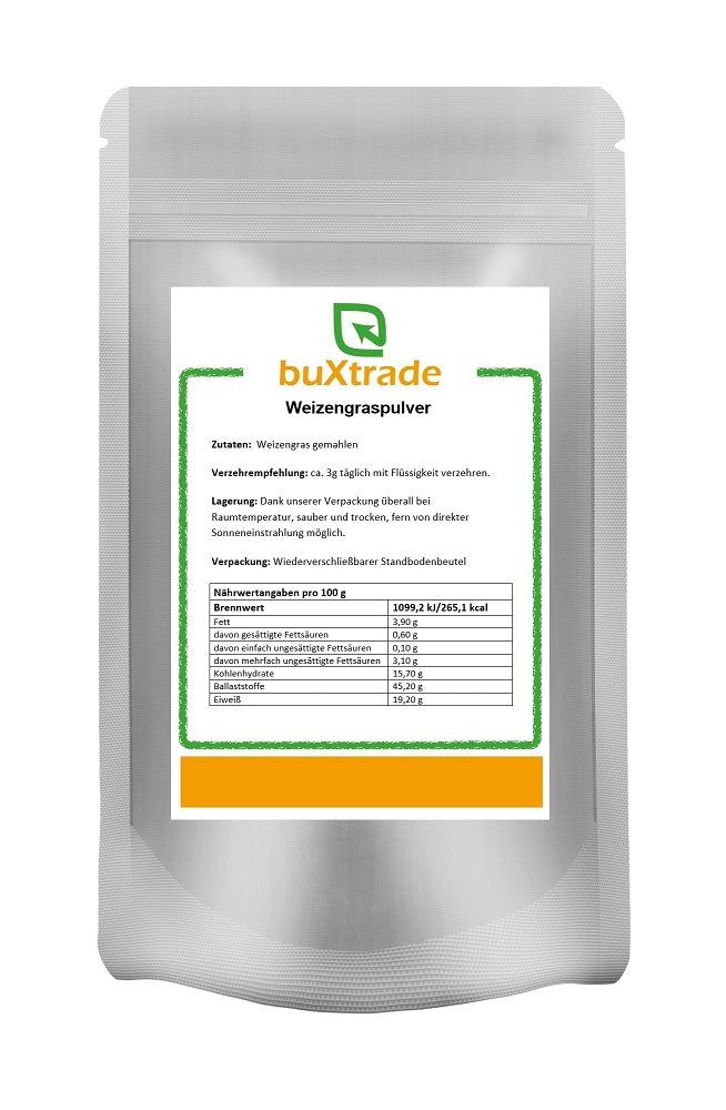 Beutel mit buXtrade Weizengraspulver. Aufdruck mit Nährwertangaben und Verzehrempfehlung. Wiederverschließbar.
