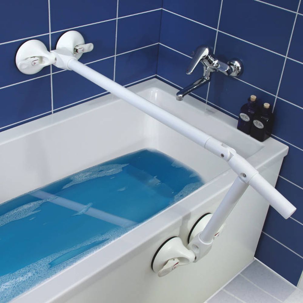 Weiße MOBELI QuattroPower Wanne 860 mm Haltegriff, an Badewanne befestigt. Saugnäpfe, blaues Wasser.