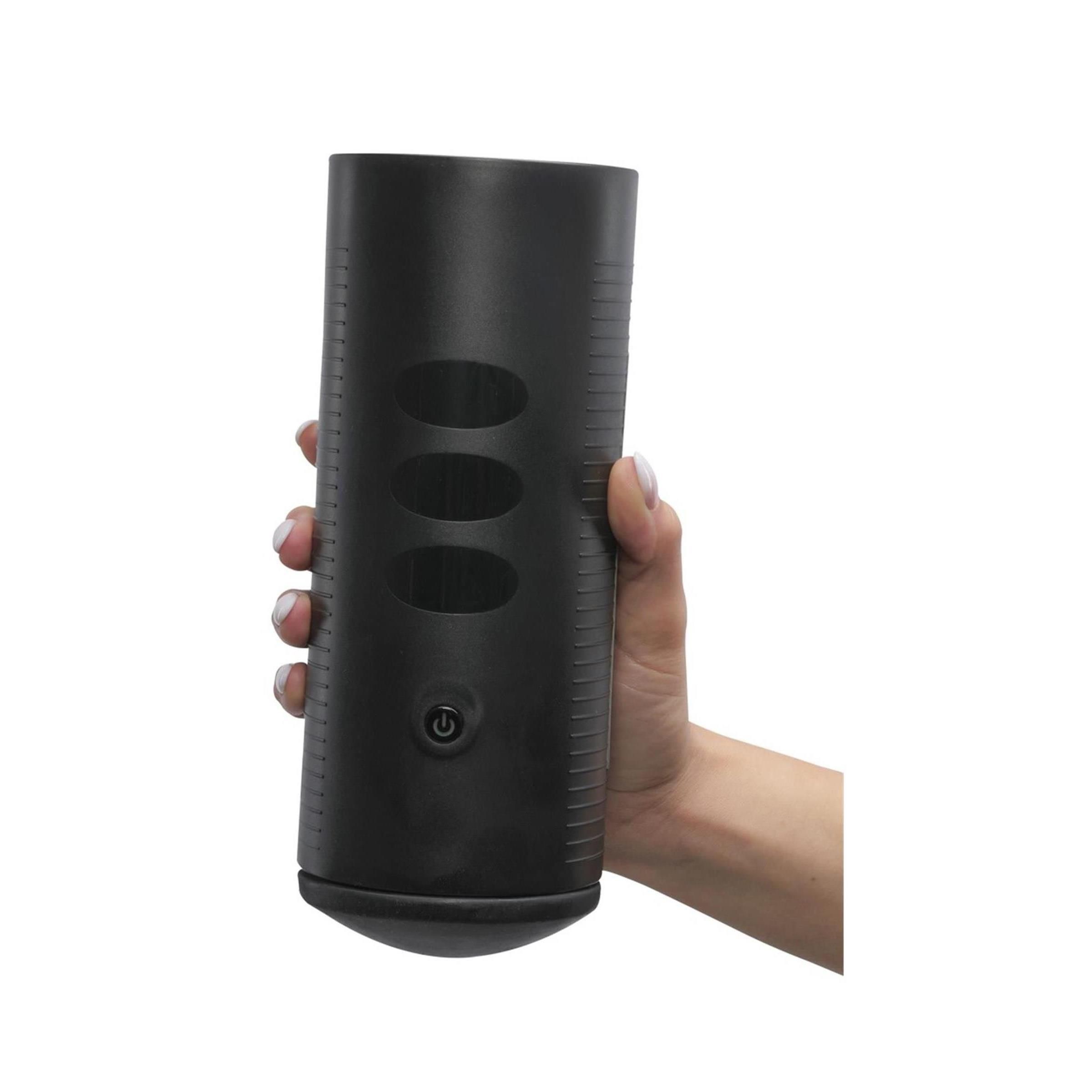 Hand hält schwarzen Titan Technologischer Masturbator mit Tasten.