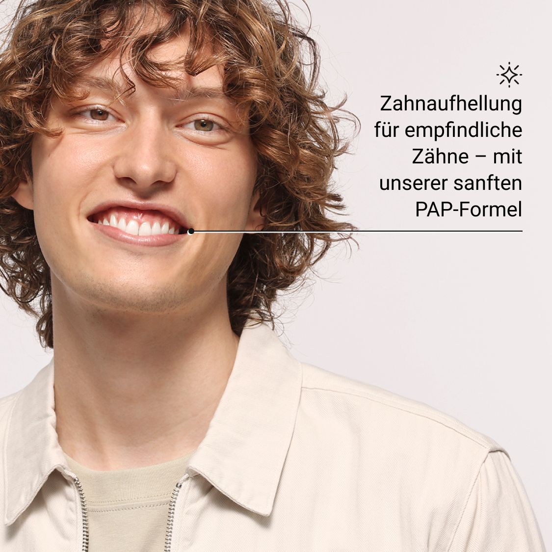 Mann lächelt. Text: Zahnaufhellung für empfindliche Zähne - mit unserer sanften PAP-Formel.