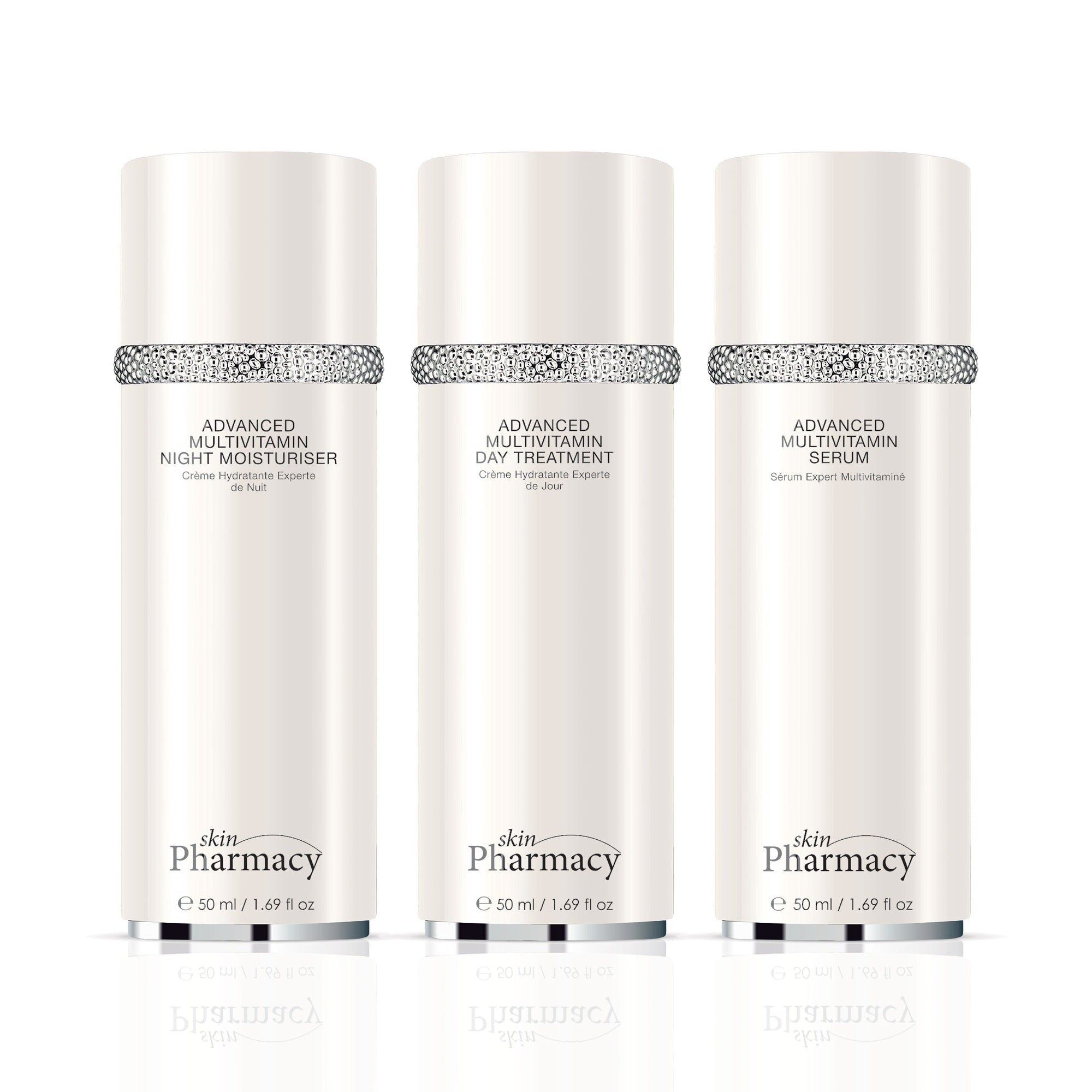 Drei weiße Flaschen mit silbernen Ringen. Beschriftung: Advanced Multivitamin, Night Moisturiser, Day Treatment, Serum. Marke: skinPharmacy.
