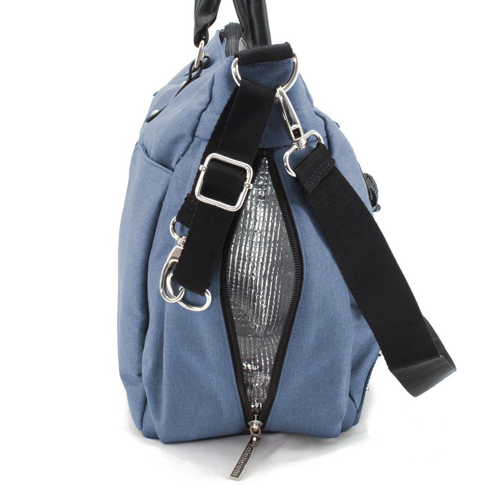 Blaue Wickeltasche, Detailansicht. Offene Reißverschlusstasche mit silberner Isolierung.