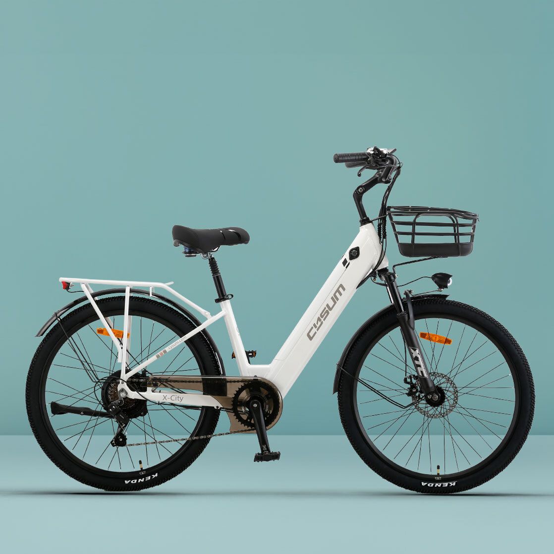 Weißes E-Bike mit schwarzem Korb, Lenker und Reifen. Marke CYSUM.