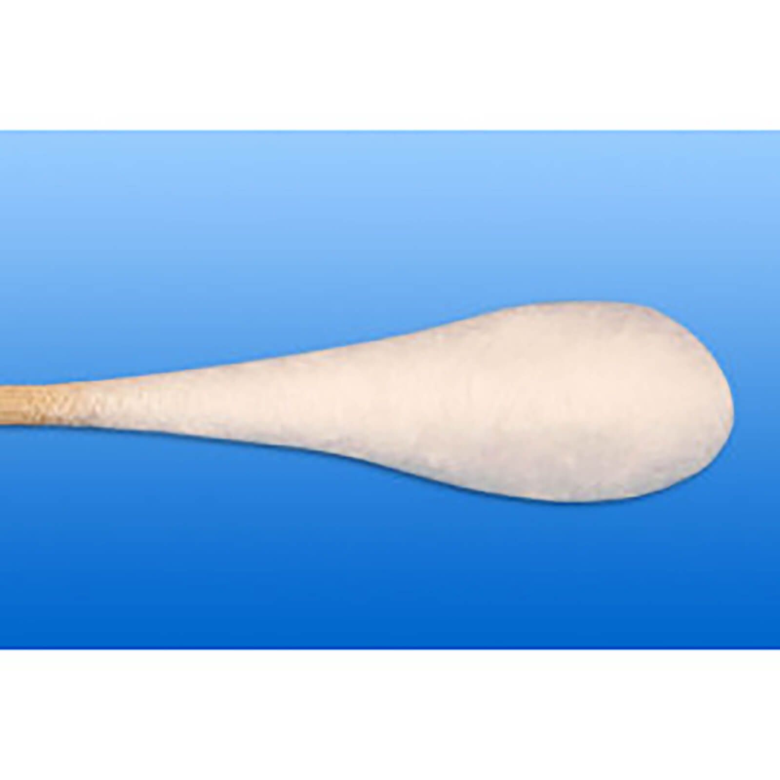 Nahaufnahme eines Wattestäbchens. Holzstab mit Watte. Watteende oval geformt.