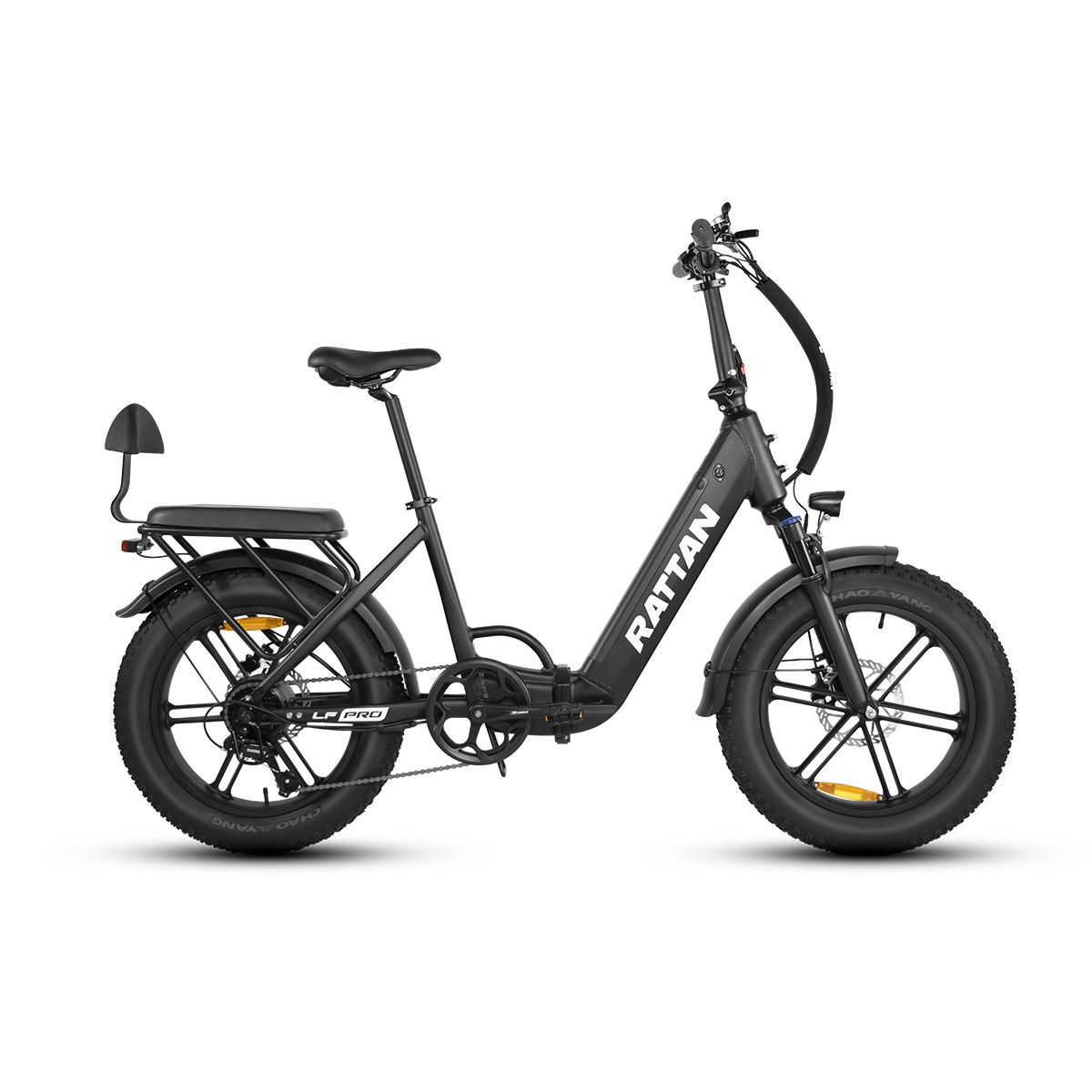 Schwarzes, zusammenklappbares Elektrofahrrad. RATTAN-Logo am Rahmen. Gepäckträger mit Rückenlehne. Große Reifen.