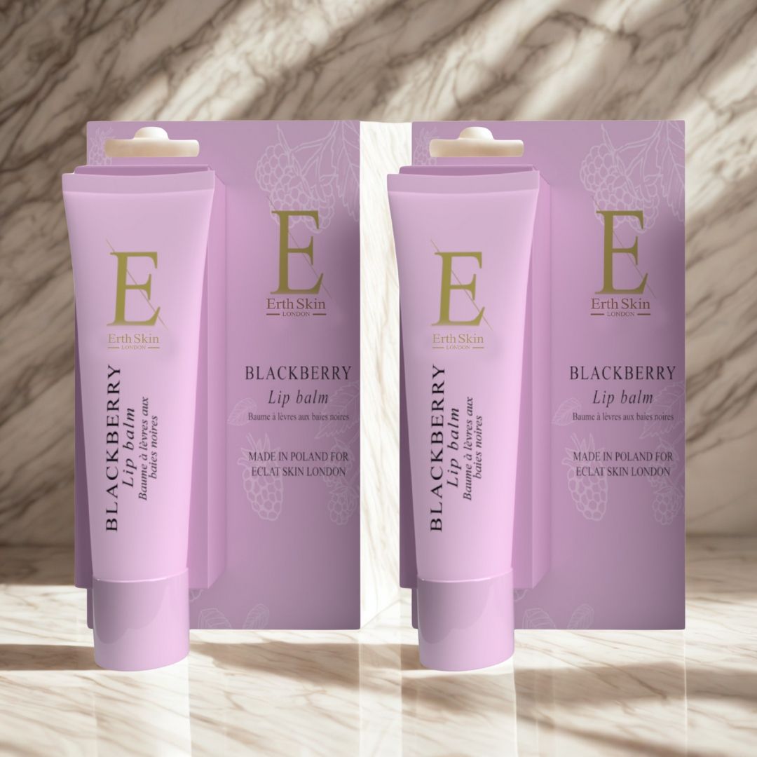 Zwei rosa Lippenbalsam-Tuben mit Verpackung. Aufschrift: Blackberry Lip Balm. Marke: Eclat Skin London.